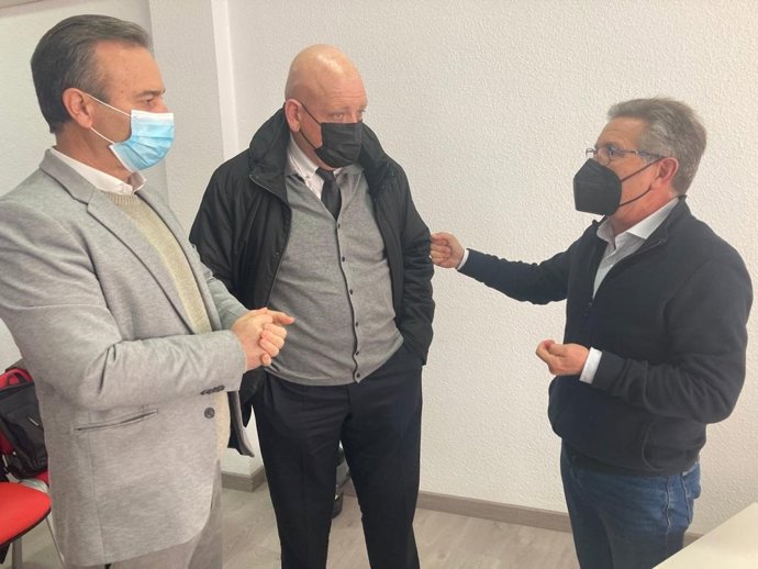 El parlamentario andaluz del PSOE Gerardo Sánchez ha ofrecido una rueda de prensa junto al alcalde de Baza, Manuel Gavilán, y el secretario de coordinación de la Comarca Altiplano Baza-Huéscar del PSOE de Granada, Abelardo Vico.