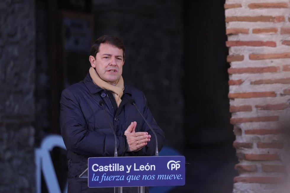 Fernández Mañueco durante su intervención ante los medios de comunicación en Arévalo (Ávila).