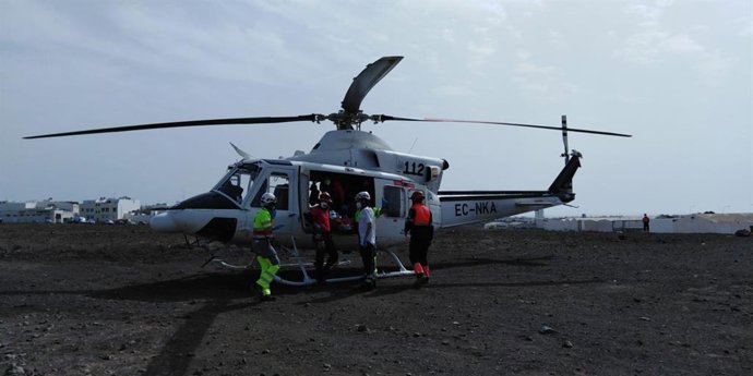 El helicóptero del GES durante el rescate de una senderista en La Graciosa