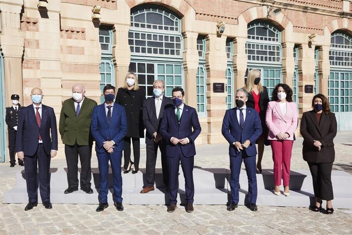 El presidente de la Junta, Juanma Moreno, preside la foto de familia del Consejo de Gobierno de la Junta de Andalucia, celebrado este lunes en la Antigua Estación de Linares (Jaén).