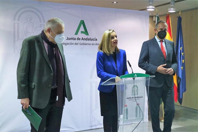El delegado de Empleo, Emilio Ortiz, la delegada de la Junta en Almería, Maribel Sánchez Torregrosa, y el delegado de Turismo, Vicente García Egea.