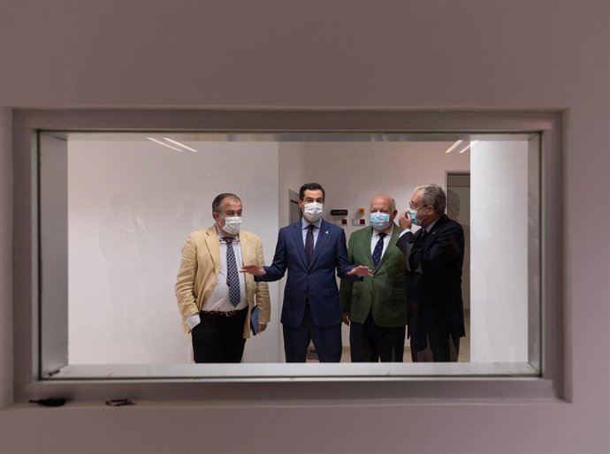 Archivo - El presidente de la Junta de Andalucía, Juanma Moreno, junto al consejero de Sanidad, Jesús Aguirre y el consejero de Economía, Rogelio Velasco, durante la visita al que será el nuevo Hospital Cartuja-Macarena.