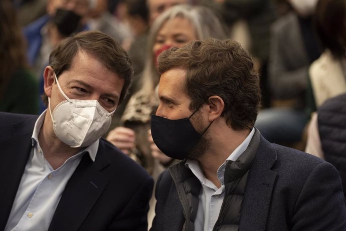 El líder del PP, Pablo Casado, acompaña al presidente de la Junta de Castilla y León y candidato del PP a la reelección, Alfonso Fernández Mañueco (i), en un acto de campaña electoral,  a 6 de febrero de 2022, en Palencia, Castilla y León (España).