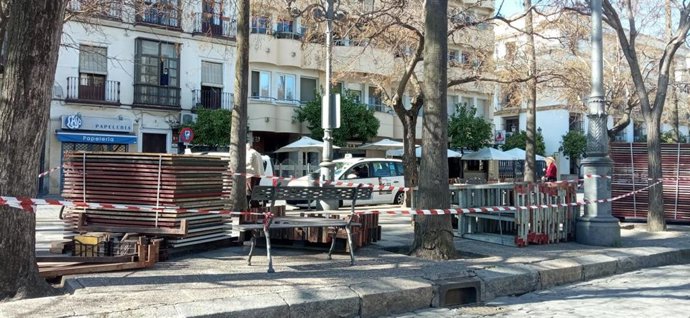 Estructura de los palcos para Semana Santa en la Alameda Cristina de Jerez.