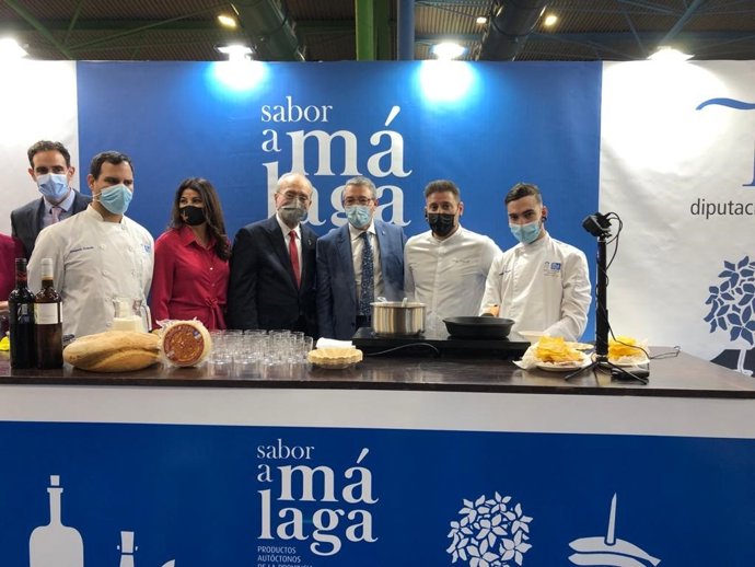 El presidente de la Diputación, Francisco Salado; el alcalde, Francisco de la Torre, y la delegada de Turismo, Nuria Rodríguez, en H&T, el presidente del comité organizador y de Mahos, Javier Frutos, en el estand Sabor a Málaga