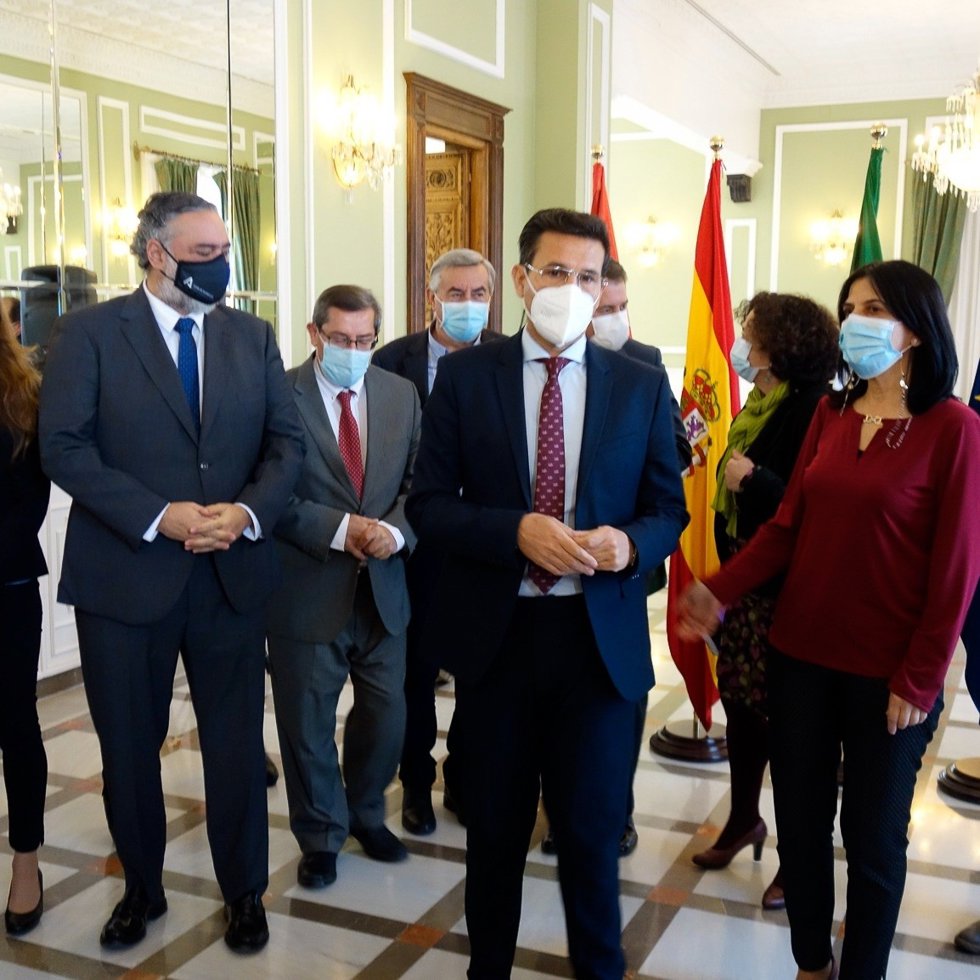 Reunión institucional presidida por el alcalde de Granada, Francisco Cuenca.