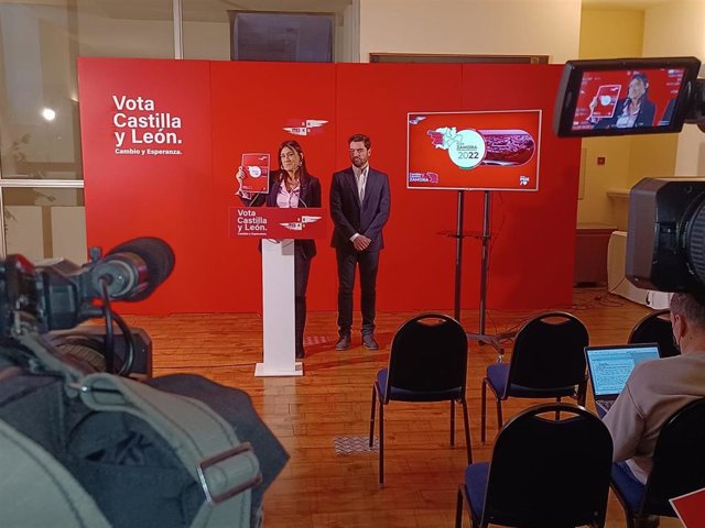 Ana Sánchez (I) durante la presentación del Plan Zamora.