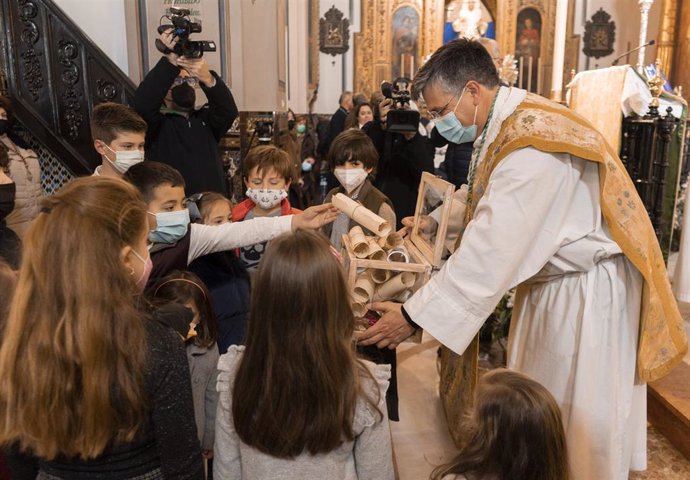 La Hermandad Matriz celebra de  manera simbólica el acto de presentación de niños en la Candelaria.
