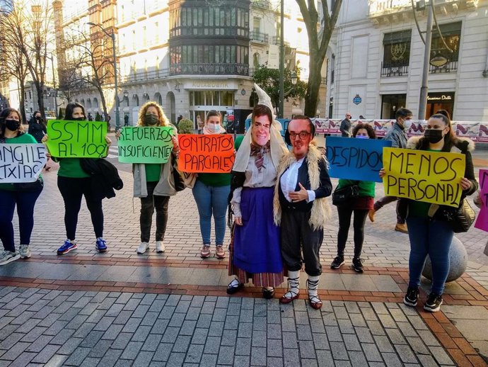 Archivo - Protesta de trabajadoras de residencias ante Palacio Foral de Bizkaia en Bilbao