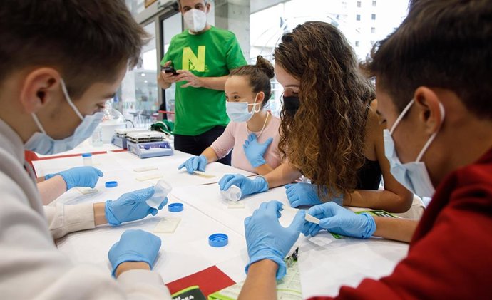 Archivo - Experimentos científicos en la Noche de los Investigadores e Investigadoras