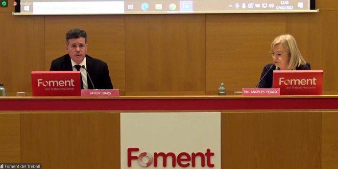 La presidenta de la comissió de relacions laborals i recursos humans, María Ángeles Tejada i el director de relacions laborals i afers socials Javier Ibars, en la presentació de l''Informe de Mercat i Negociació Collectiva'
