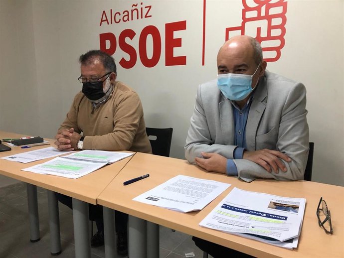 El diputado del PSOE por Teruel en el Congreso, Herminio Sancho, y el secretario de Organización de los socialistas turolenses, Javier Baigorri, este lunes en Alcañiz.