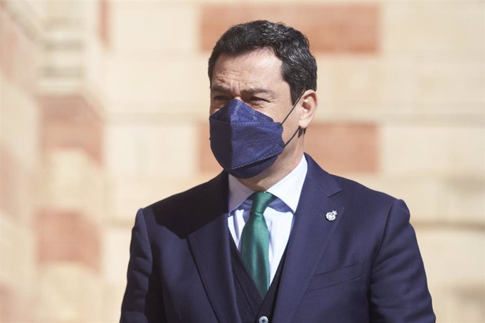 El presidente de la Junta, Juanma Moreno, tras el Consejo de Gobierno de la Junta de Andalucía en la Antigua Estación de Linares (Jaén)