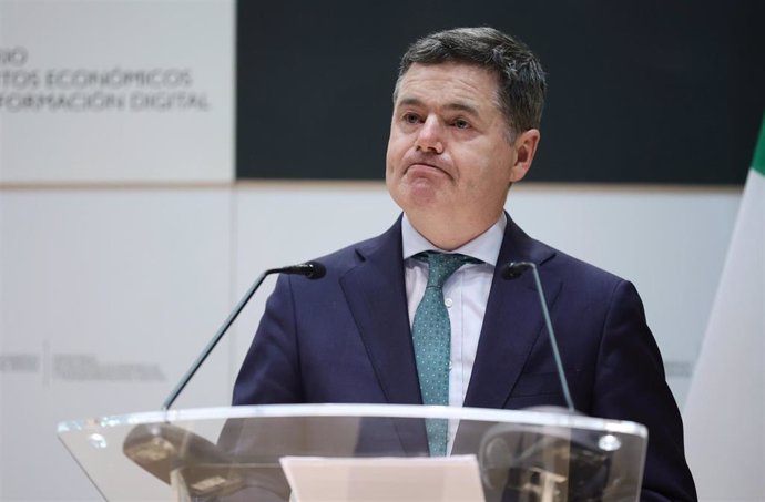 El presidente del Eurogrupo y ministro de Finanzas irlandés, Paschal Donohoe, en una rueda de prensa tras su reunión bilateral con la vicepresidenta primera y ministra de Asuntos Económicos y Transformación Digital, en el ministerio de Asuntos Económico