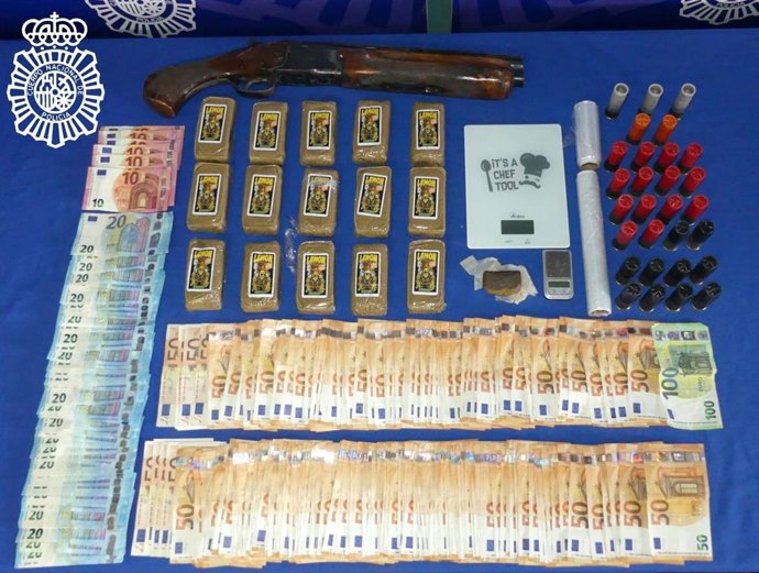 Droga, dinero, escopeta y material intervenido en los registros de las viviendas del barrio San José de Salamanca.