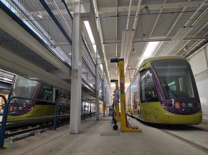 Archivo - Unidades del tranvía de Jaén en cocheras.