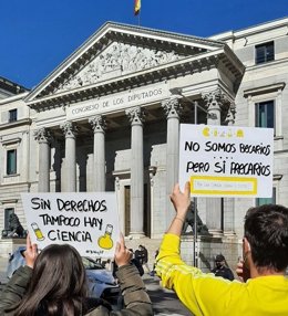 Asociaciones y sindicatos se han concentran este 7 de febrero en 9 ciudades de toda España para protestar contra la reforma de la Ley de la Ciencia. Concentración en Madrid, frente al Congreso de los Diputados