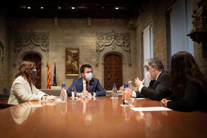 El presidente de la Generalitat, Pere Aragons, y la consellera de Presidencia, Laura Vilagr, se reúnen con el presidente de Junts en el Parlament, Albert Batet, y la portavoz parlamentaria, Mnica Sales, en el Palau de la Generalitat