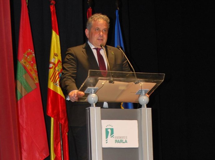 Archivo - El alcalde de Parla, Ramón Jurado, reivindica "más inversión en educación pública" y recuerda que el nuevo instituto nace "tarde"