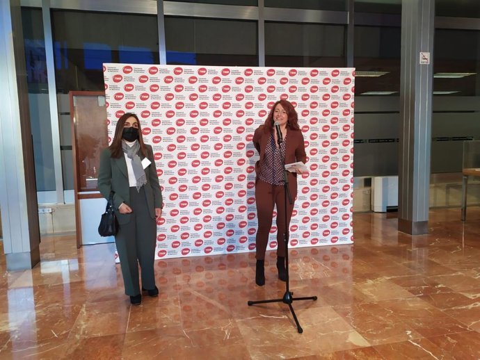 De derecha a izquierda, la presidenta de TMB y tercera teniente de alcalde del Ayuntamiento de Barcelona, Laia Bonet; y la directora de Responsabilidad Social, Mujer y Diversidad de TMB, Raquel Díaz, este lunes en rueda de prensa.