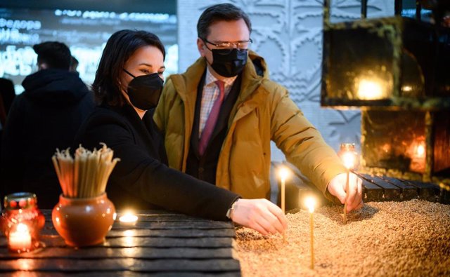 La ministra de Exteriores de Alemania, Annalena Baerbock, y su homólogo ucraniano, Dimitro Kuleba, en el Museo Nacional de Holodomor, en Kiev. 