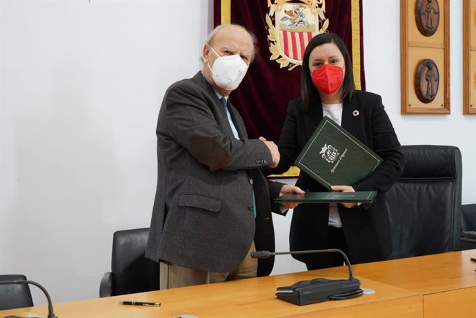 Firma del convenio entre la AVL y el Ayuntamiento de Algemesí