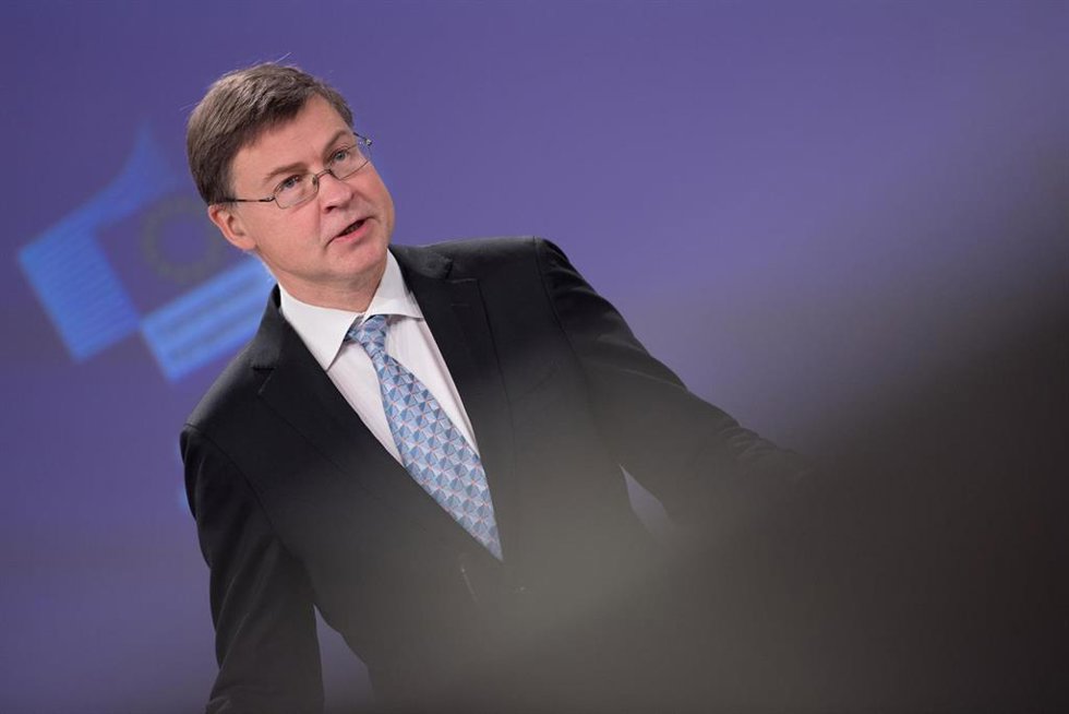 Archivo - 09 December 2021, Belgium, Brussels: European Commissioner for Trade Valdis Dombrovskis speaks during a press conference at the EUheadquarters on improving the working conditions in platform work and on the Action Plan for the Social Economy.