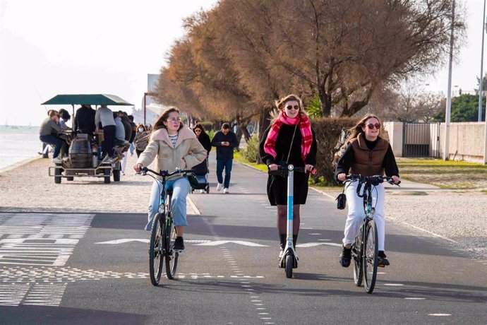 Un grupo de personas en bicicleta en Lisboa