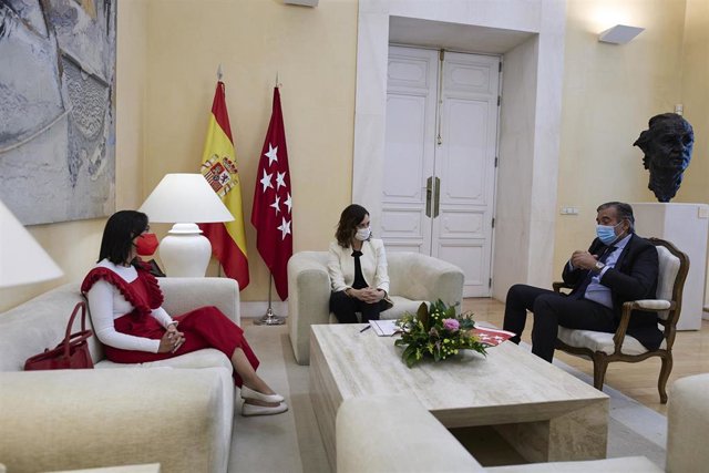 Archivo - La delegada del Gobierno en Madrid, Mercedes González (i), mantiene su primer encuentro institucional con la presidenta de la Comunidad de Madrid, Isabel Díaz Ayuso (c), y con el consejero de Presidencia, Justicia e Interior, Enrique López (d), 