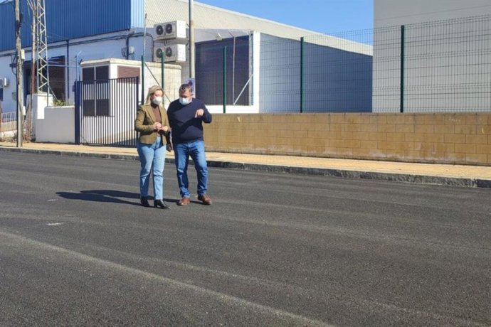 La alcaldesa de Alcalá de Guadaíra, Ana Isabel Jiménez, y el delegado de Servicios Urbanos, José Antonio Montero, han visitado este lunes los trabajos en en los polígonos Polysol y Piedra Hincada.