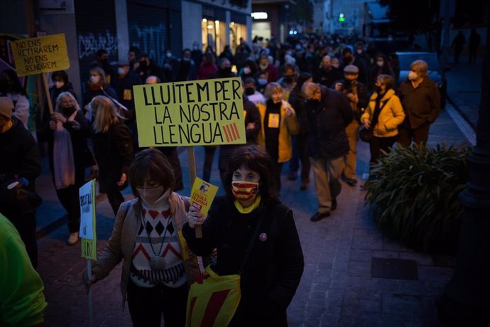Imagen de archivo - Varias personas durante una manifestación contra el establecimiento de un 25% de castellano en las escuelas catalanas, frente a la escuela Turó del Drac, a 10 de diciembre de 2021, en Canet de Mar, Barcelona, Catalunya (España). 