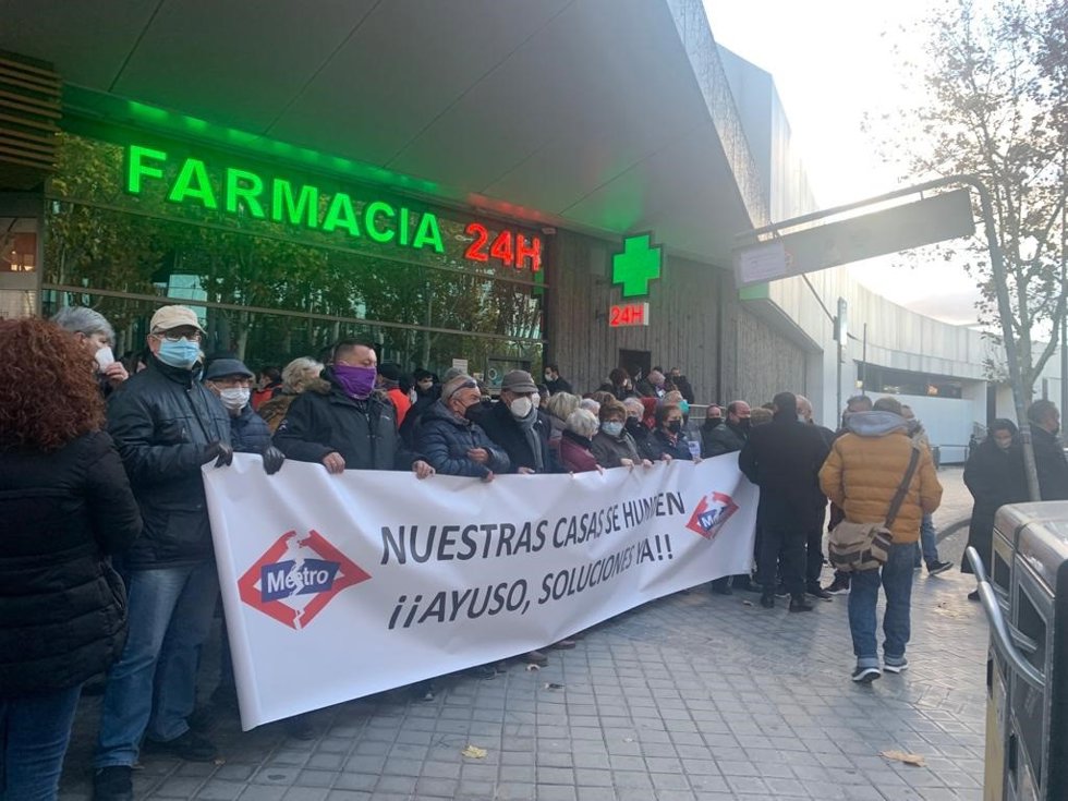 Archivo - Los vecinos de San Fernando afectados por la 7B de Metro piden a las puertas de la Asamblea que les devuelvan un hogar