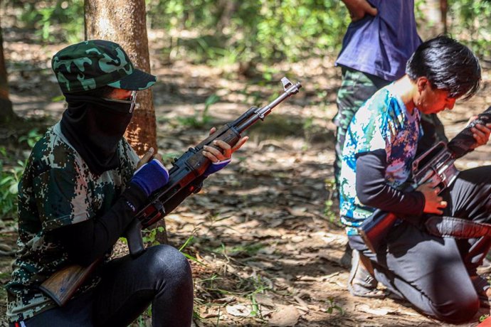 Milicianos de las Fuerzas de Defensa Popular alzados contra la dictadura militar en Kayin, Birmania