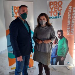 La delegada de Salud y Familias, María Jesús Botella, junto al presidente de Proyecto Hombre, Jesús Tamayo, en el centro de tratamiento ambulatoria de esta asociación.