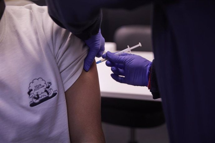 Detalle de una persona, de entre 18 y 29 años, recibiendo  la tercera dosis de la vacuna contra la COVID-19, en el Centro de Salud Pavones, a 3 de febrero de 2022, en Madrid (España).