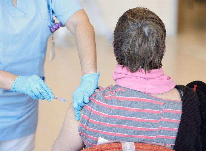 Archivo - Una persona recibe una vacuna contra el Covid-19