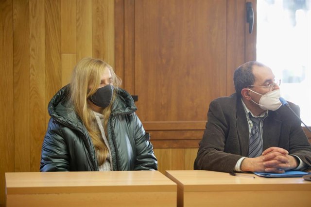 La presunta asesina de su hija Desirée Leal, Ana Sandamil, y su abogado Luis Rifón, en el primer día del juicio por el crimen, en la Audiencia Provincial de Lugo, a 7 de febrero de 2022, en Lugo, Galicia (España). 