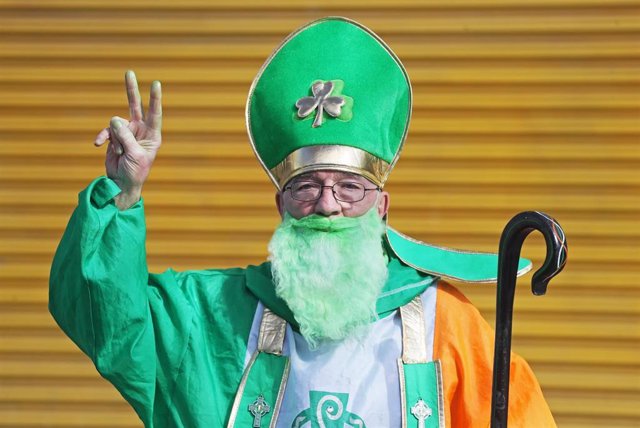 Archivo - Un hombre disfrazado de San Patricio con los colores de la bandera de Irlanda en Dublín, la capital. 