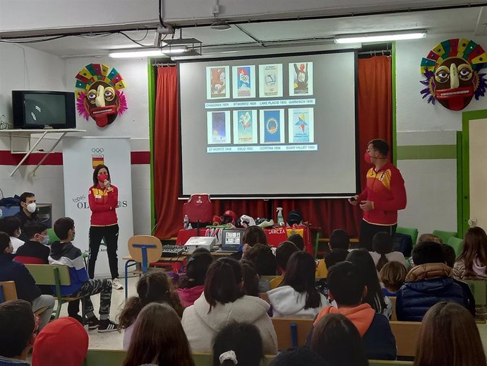 El jugador de balonmano playa Carlos González Villegas y la taekwondista Muriel Bujalance Leal han participado en el  CEIP Aurora Moreno de Gibraleón en el Programa 'Todos Olímpicos'.