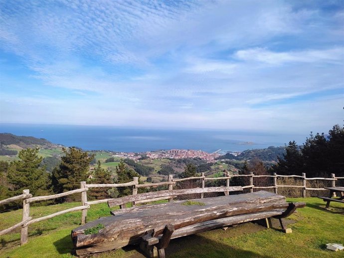 Vista de Bermeo (Bizkaia) desde Sollube