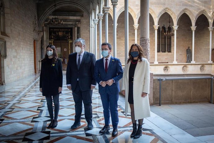 La portavoz de Junts en el Parlament, Mnica Sales; el presidente de Junts en el Parlament, Albert Batet; el presidente de la Generalitat, Pere Aragonés y la consellera de Presidencia, Laura Vilagr, posan a su llegada al Palau de la Generalitat