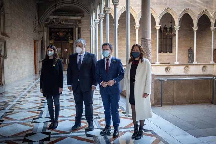 La portaveu de Junts al Parlament, Mnica Sales; el president de Junts al Parlament, Albert Batet; el president de la Generalitat, Pere Aragons, i la consellera de la Presidncia, Laura Vilagr, al Palau de la Generalitat