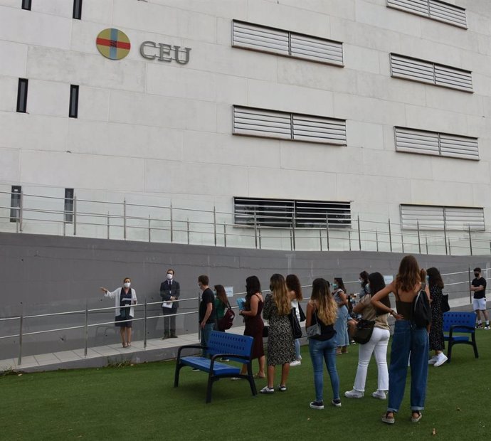 Archivo - Los alumnos del Centro de Estudios Profesionales CEU Andalucía comienzan sus clases