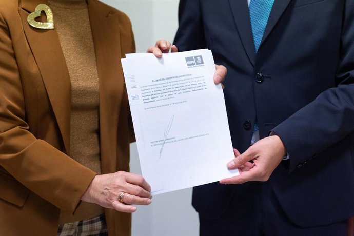 La ex vicepresidenta y diputada Carmen Calvo, y el portavoz del Grupo Socialista en el Congreso, Héctor Gómez, muestran su iniciativa para que el Defensor del Pueblo lidere la investigación de los abusos en la Iglesia.