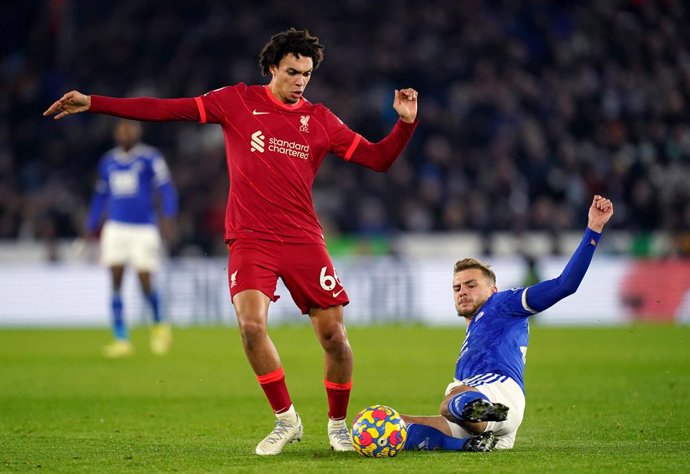 Archivo - 28 December 2021, United Kingdom, Leicester: Liverpool's Trent Alexander-Arnold (L) and Leicester City's Kiernan Dewsbury-Hall battle for the ball during the English Premier League soccer match between Leicester City and Liverpool at the King 