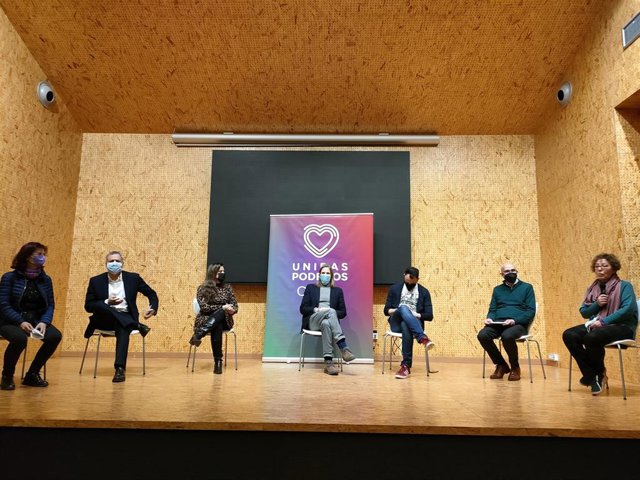 Pablo Fernández (centro) en el acto político de Unidas Podemos en Salamanca.