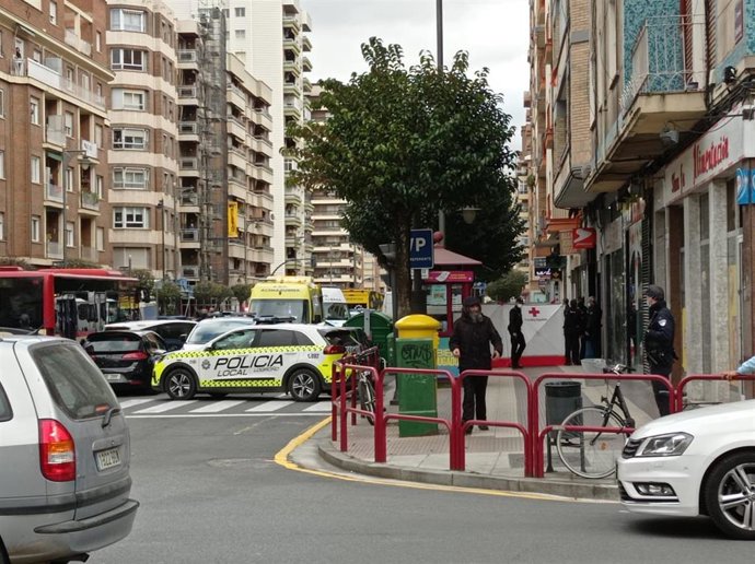 Un hombre se precipita al vacío y golpea en su caída a una mujer de la limpieza en Avenida de la Solidaridad en Logroño