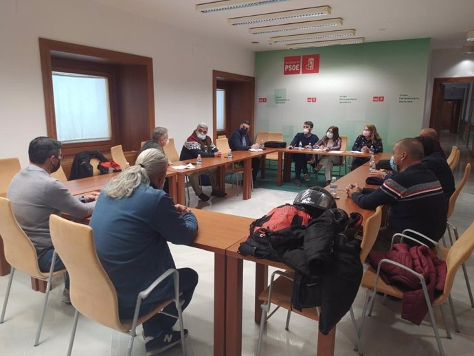 Reunión de representantes del PSOE-A con el comité de empresa de Santa Bárbara.