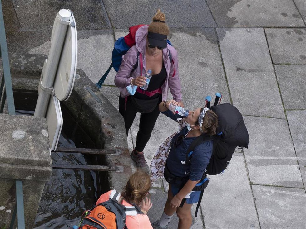 Archivo - Tres peregrinas beben agua en una fuente, a 9 de octubre de 2021, en Santiago de Compostela, A Coruña, Galicia (España). Galicia amplía desde este sábado el aforo en interiores, así como las reuniones en locales de hostelería a 10 personas den