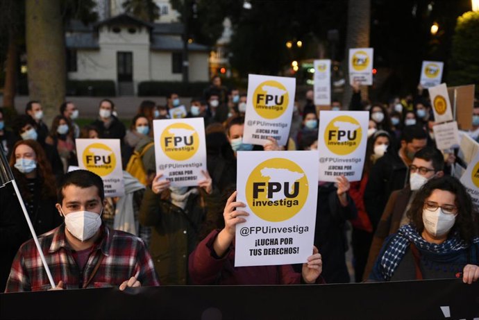 Varias personas del sector de la investigación sostienen pancartas durante una concentración para exigir al Ministerio de Ciencia que no modifique la Ley de Ciencia, en el Parterre de Valencia, a 7 de febrero de 2022, en Valencia